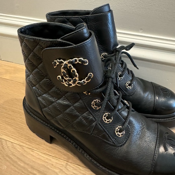 Chanel Shiny Lambskin Chain Detail Quilted Combat Boots 39.5 Excellent Condition - Picture 2 of 10